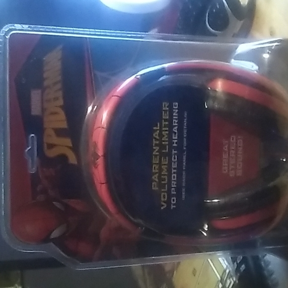 Spider-Man Headphones & Sucks Kids - Picture 4 of 7